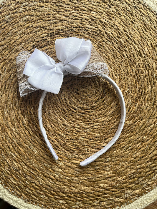 ДИАДЕМА – кафяво-бежова дантела с бяла сатенена панделка